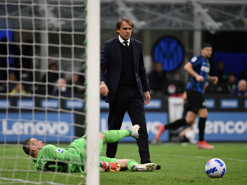 迫使每一名 迫使每一名